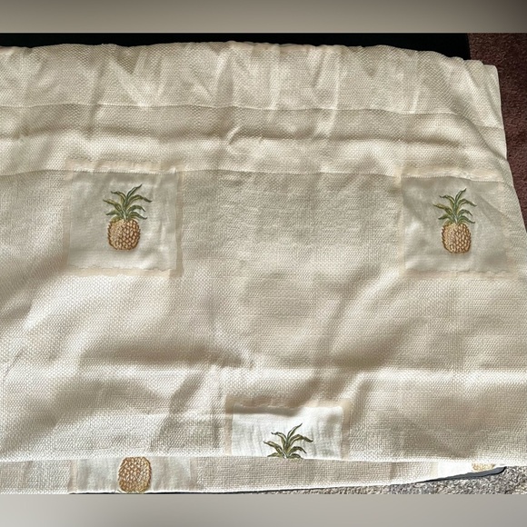 belk Other - Balloon Valance, Pineapple on Cream background, 18Lx84W Tropical Island Elegant